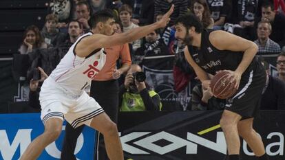 Ayón, del Madrid, defensa Mumbrú, del Bilbao Basket.