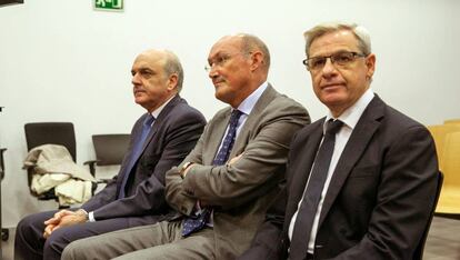 Tomás García Montes (d), ex director general de la CAI; Francisco Javier Alfaro Navarro (c), subdirector de la CAI y Ramón Marrero Gómez (i), socio de la caja en negocios inmobiliarios en Andalucía.