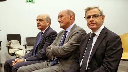 Tomás García Montes (d), ex director general de la CAI; Francisco Javier Alfaro Navarro (c), subdirector de la CAI y Ramón Marrero Gómez (i), socio de la caja en negocios inmobiliarios en Andalucía.