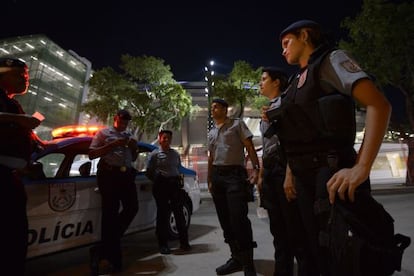 Polic&iacute;as guardan el estadio Maracan&aacute;, en R&iacute;o