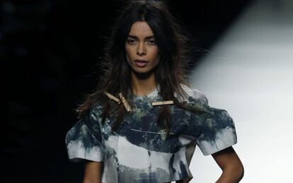 Modelo del desfile de Leandro Cano este domingo.