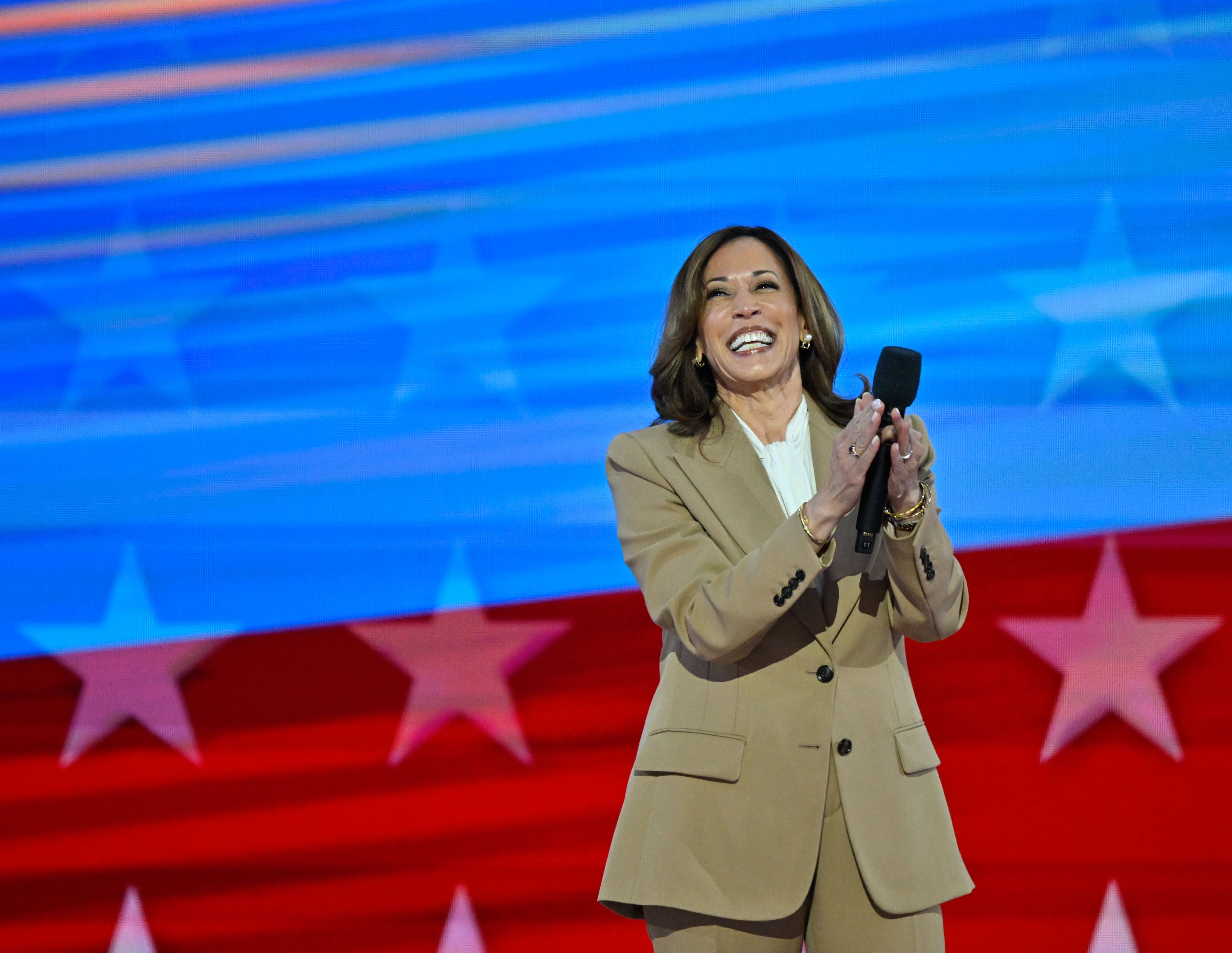 Traje monocolor, perlas y zapato salón: el significado del uniforme aparentemente sencillo de Kamala Harris 