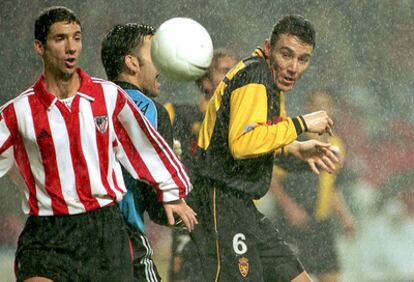 Urrutia (izquierda), disputra el balón con el zaragocista Aguado en 1999.