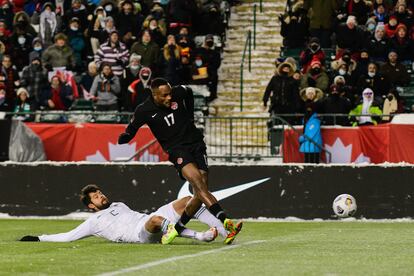 Larin anota el primer gol frente a México, este martes.