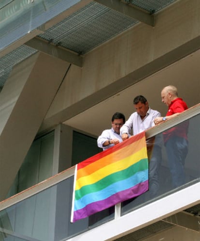 Momento en que el Ayuntamiento de Benidorm cuelga la bandera arco iris.