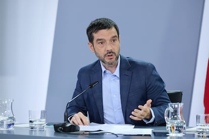 El ministro de Derechos Sociales, Consumo y Agenda 2030, Pablo Bustinduy, durante una rueda de prensa en La Moncloa en julio.