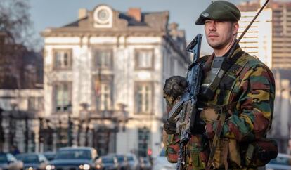 Un militar belga custodia la residencia del primer ministro, en el centro de Bruselas.