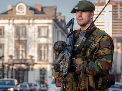 Un militar belga custodia la residencia del primer ministro, en el centro de Bruselas.