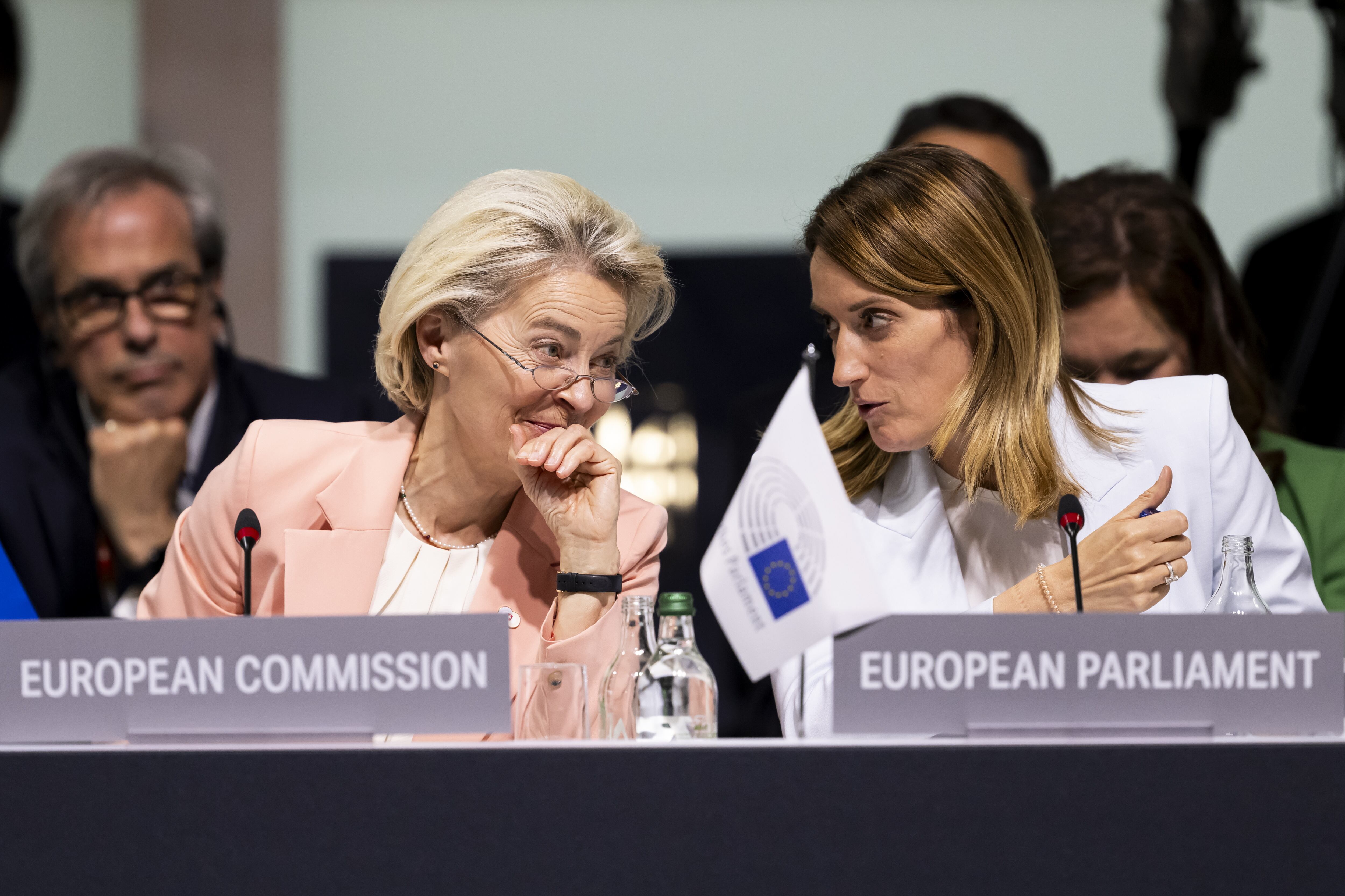 Ursula von der Leyen y Roberta Metsola, durante la conferencia de paz en Ucrania de Suiza, el sábado. 