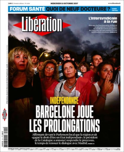 Portada del periódico francés 'Libération'. El diario galo ha dedicado la portada a Cataluña. Sobre una gran foto de las personas que asistieron el lunes al Palau de la Generalitat, el periódico titula "Independencia: Barcelona juega la prórroga". En el subtítulo, agrega que el president ha afirmado que la región se ha ganado el derecho a ser un estado independiente, pero que se suspenderá el 'procés' para renovar el diálogo con Madrid.