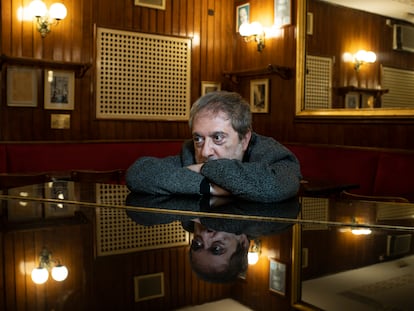 Javier Olivares, creador de 'El Ministerio del Tiempo', este miércoles en el Café Gijón.