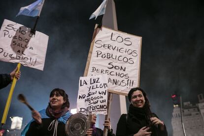 "La luz y el gas no son un negocio, son un derecho", puede leerse en pancartas exhibidas este jueves en el Obelisco de Buenos Aires.