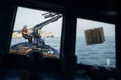 Buzos durante la extracción de la añada de Crusoe Treasure. Y el barco que utiliza la bodega es un antiguo mejillonero gallego.