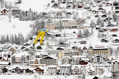 El noruego Vegard-Haukoe Sklett vuela durante el salto de calificación para la Copa del Mundo en Engelberg, Suiza.