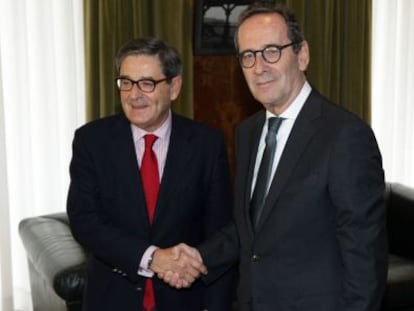 Mario Fernández, a la izquierda, y Gregorio Villabeitia el día del relevo en la presidencia de Kutxabank.