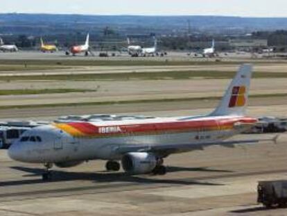 En la imagen, un avión de Iberia en Barajas. EFE/Archivo