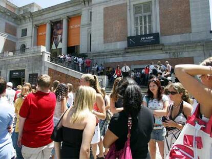Cola en el exterior del Museo del Prado, ayer a mediodía, para entrar a la exposición <i>Picasso. Tradición y vanguardia.</i>