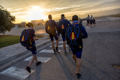 La Patrulla Acrobática de Paracaidismo del Ejército del Aire (PAPEA) arranca el entrenamiento al amanecer.