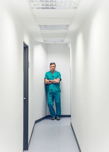 Pedro Mora, jefe de digestivo, en uno de los pasillos de su servicio recién renovado.