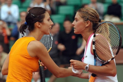 Anastasia Myskina (a la izquierda) felicita a María Antonia Sánchez.