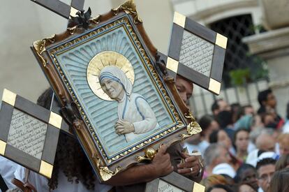 Un home porta la imatge de santa de la mare Teresa de Calcuta durant la cerimnia de canonitzaci al Vatic.