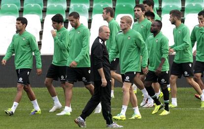 Mel, junto a sus jugadores en el entrenamiento del Betis.
