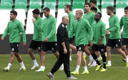 Mel, junto a sus jugadores en el entrenamiento del Betis. 