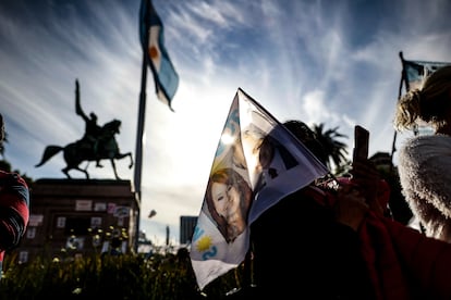 Miles de personas festejan el 'Día de la Lealtad Peronista' con una marcha a favor del gobierno en la Plaza de Mayo, en Buenos Aires.