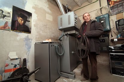 Javier Escarceller, en la cabina de proyección del Cine Moderno de Caseres (Tarragona).