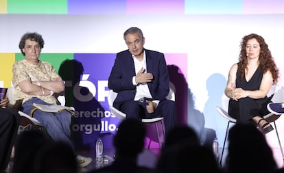 El expresidente del Gobierno, José Luis Rodríguez Zapatero, entre Beatriz Gimeno, activista y expresidenta de la Felgtbi+, y la influencer Abigail Frías, este lunes en el acto del 20 aniversario del matrimonio igualitario.