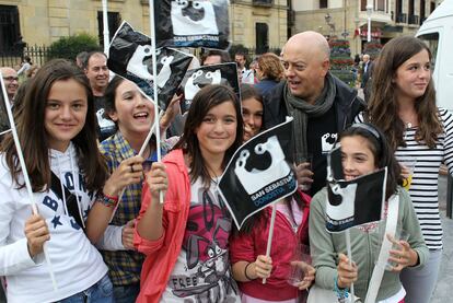 El exalcalde Odón Elorza aparece rodeado, ayer, de niñas durante la celebración de San Sebastián 2016.