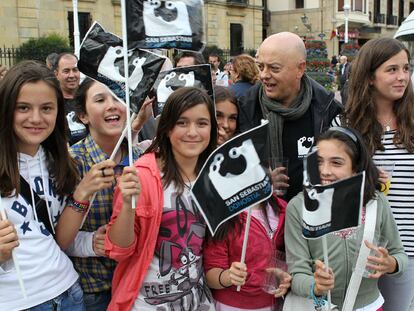 El exalcalde Odón Elorza aparece rodeado, ayer, de niñas durante la celebración de San Sebastián 2016.