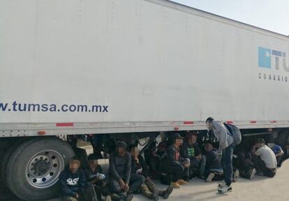 Migrantes centroamericanos hallados en un camión abandonado en Chiapas, este lunes.