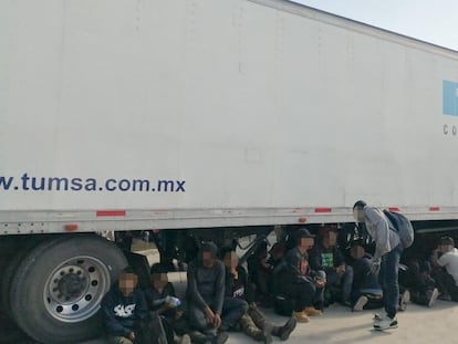 Migrantes centroamericanos hallados en un camión abandonado en Chiapas, este lunes.
