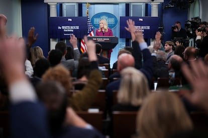 La portavoz de la Casa Blanca, Karoline Leavitt, durante su primera rueda de prensa.