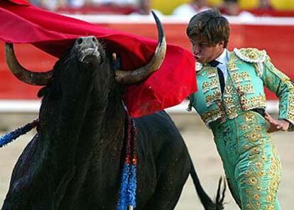 El Juli da un pase de pecho ayer en Pamplona.