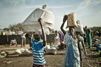 Mingkaman es el mayor campo de desplazados de Sudán del sur, acoge hoy a casi 100.000 personas que como Martha llegan en busca de seguridad y alimentos. Cada día entra gente nueva. Llevan encima lo poco consiguieron rescatar de su casa durante la huida: un saco de semillas, ropa, utensilios de cocina, dinero...