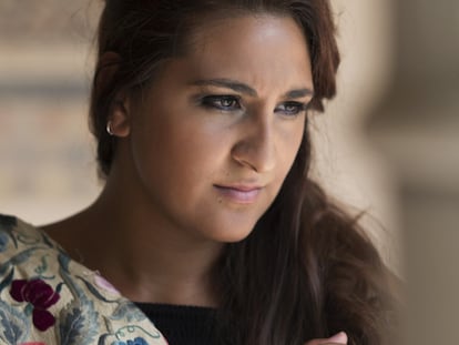 Lela Soto (Madrid, 1992). Rafaela Soto es hija de Vicente Soto 'Sordera', nieta de Sordera de Jerez y miembro de una de las grandes dinastías flamencas jerezanas. Actúa fundamentalmente junto a otros miembros de su familia en espectáculos colectivos, mientras continúa formándose para ampliar su repertorio. Además de a sus referentes familiares, Lela admira a las mujeres pioneras del cante, como Tía Anica la Piriñaca, Adela la Chaqueta, Fernanda y Bernarda… Y a su prima María Fernández Terremoto.