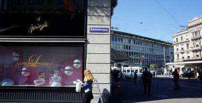 Al fondo, edificios de UBS y Credit Suisse, en Zúrich (Suiza).