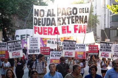 Manifestación en Buenos Aires de partidos de izquierda contra el pago de la deuda al FMI, el pasado febrero.