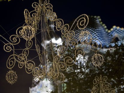 Una de las luces navideñas en el paseo de Gràcia. / carles ribas