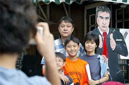 Un grupo de surcoreanos se fotografía ante una imagen de Hiddink en Varsseveld.