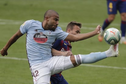 El jugador del Celta de Vigo, Rafinha (en primer términoo), intenta hacerse con el control del balón.
