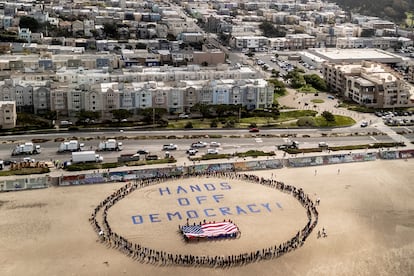 Manifestantes forman una pancarta humana en Ocean Beach durante una protesta contra el presidente Donald Trump, en San Francisco (EE UU), este sábado.
