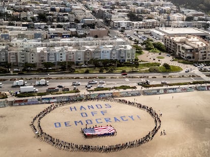 Manifestantes forman una pancarta humana en Ocean Beach durante una protesta contra el presidente Donald Trump, en San Francisco (EE UU), este sábado.
