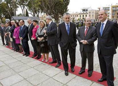 El presidente de la Junta de Andalucía, Manuel Chaves, el vicepresidente primero, Gaspar Zarrías, y el vicepresidente segundo y Consejero de Economía y Hacienda, José Antonio Griñán, y el resto del Gobierno andaluz durante los actos del Día de la Comunidad Autónoma