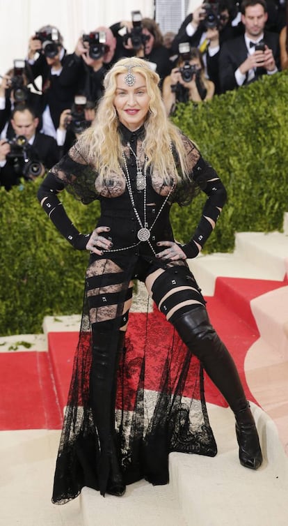 Siempre trasgresora con sus estilismos Madonna, volvió a ocupar titulares por su vestimenta en la pasada gala del Met. La diva del pop acudió con un vestido negro de encaje con multitud de transparencias que dejaba ver su trasero y su busto. El polémico vestido es una creación de Givenchy. “Mi vestido en la MET Gala era una declaración política, así como una declaración de moda. El hecho de que la gente realmente crea que una mujer no tiene permitido expresar su sexualidad y ser aventurera después de cierta edad es una prueba de que todavía vivimos en una sociedad atrasada y machista”, respondió a las críticas en su Instagram.