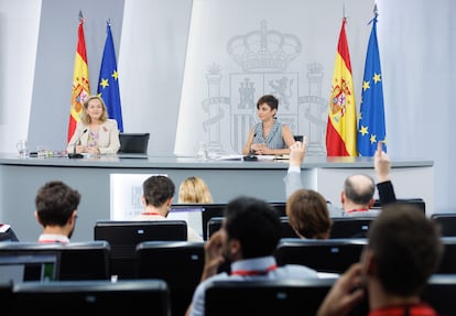 La vicepresidenta primera y ministra de Asuntos Económicos y Transformación Digital, Nadia Calviño (i) y la ministra Portavoz y de Política Territorial, Isabel Rodríguez (d), durante una rueda de prensa posterior a la reunión del Consejo de Ministros, en el Palacio de la Moncloa, a 27 de junio de 2023, en Madrid.