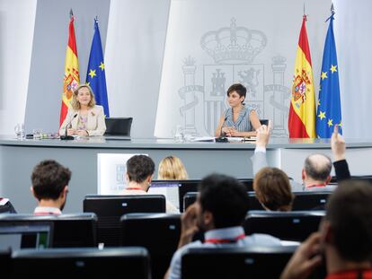 La vicepresidenta primera y ministra de Asuntos Económicos y Transformación Digital, Nadia Calviño (i) y la ministra Portavoz y de Política Territorial, Isabel Rodríguez (d), durante una rueda de prensa posterior a la reunión del Consejo de Ministros, en el Palacio de la Moncloa, a 27 de junio de 2023, en Madrid.