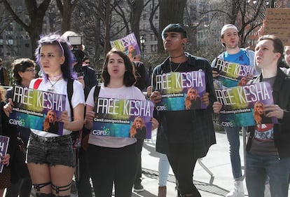 Varios fans de Kesha se manifiestaron a su favor el pasado 11 de marzo en Nueva York.